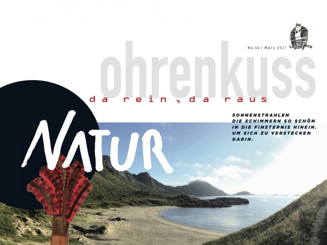 Ein handgeschriebener Schriftzug NATUR vor einer Collage aus Fotos und einem gezeichneten Baum. Darüber steht der Name des Magazins: Ohrenkuss.