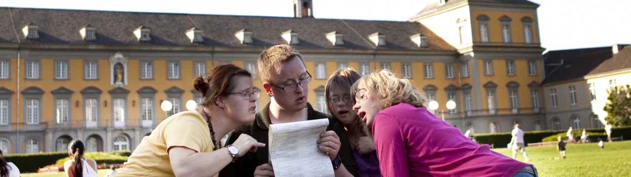 Das Ohrenkuss-Team untersucht einen Wahlzettel zur Europa-Wahl