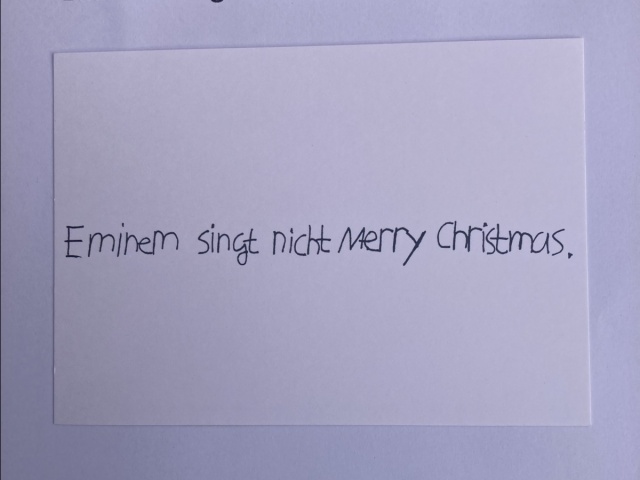 Handgeschriebener Schriftzug Eminem singt nicht Merry Christmas in schwarz auf weiß