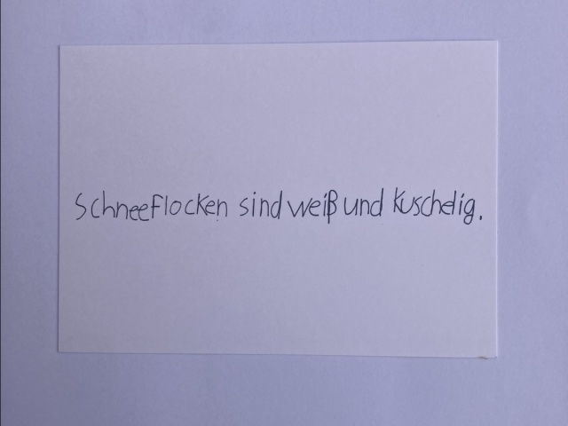 Handschriftlicher Text: Schneeflocken sind weiß unf kuschelig
