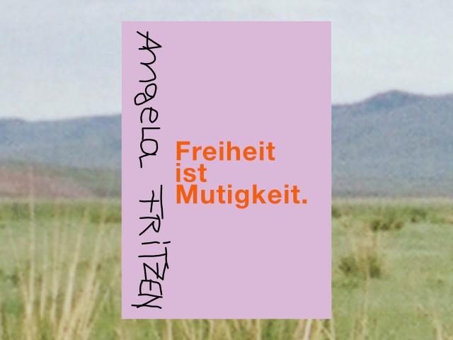 Es ist das Titelbild eines Buches zu sehen. Es steht Freiheit ist Mutigkeit. darauf. auf der linken Seite ist in Handschrift der Name der Autorin zu lesen: Angela Fritzen. Im Hintergrund ist ein Foto von mongolischer Steppenlandschaft zu sehen.