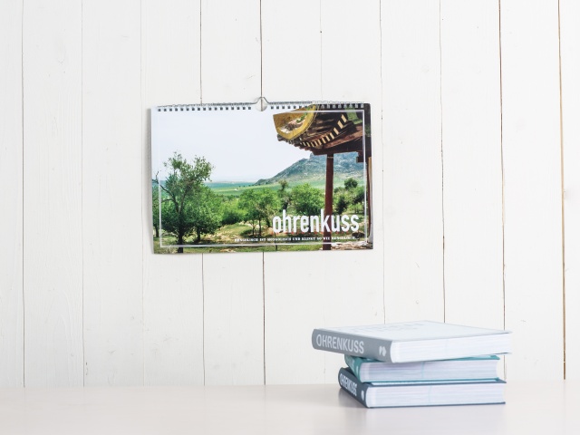 Deckblatt des Kalenders mit Spiralbindung, das Motiv ist ein Landschaftsfoto aus der Mongolei