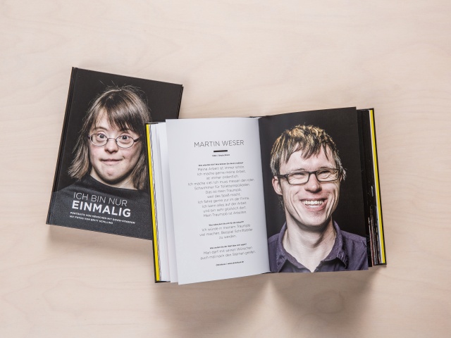 zwei Exemplare des Buches, eines ist aufgeschlagen und man sie ein Portraitfoto und Text