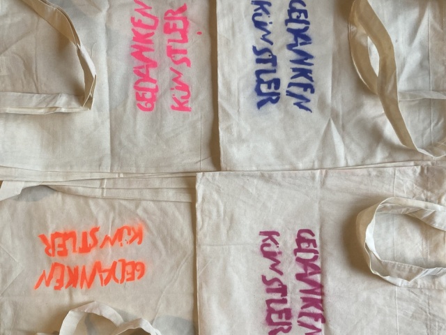 Jutebeutel mit dem Aufdruck dacha diary in verschiedenen Farben