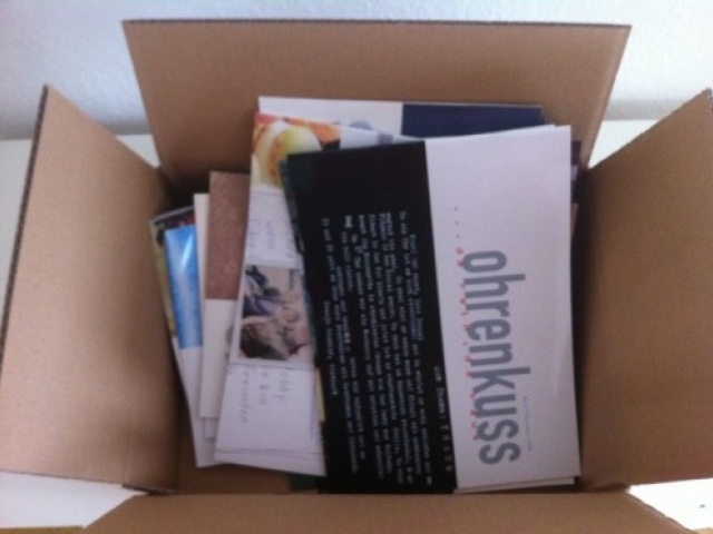 große Pappkiste gefüllt mit gestapelten Magazinen