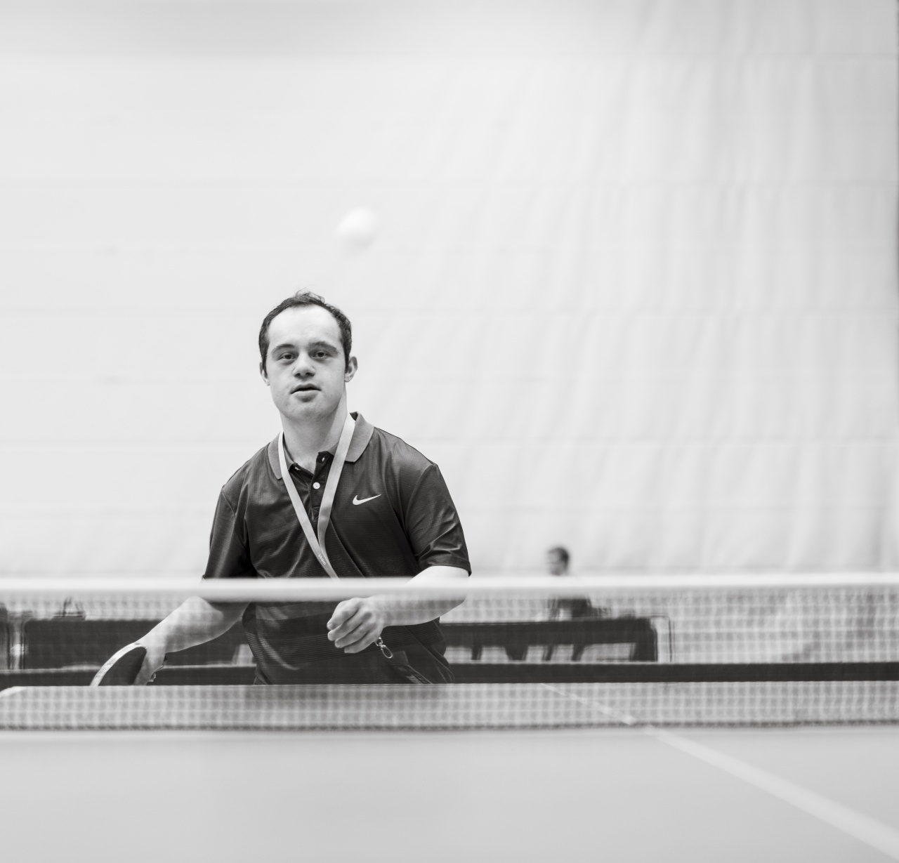 Schwarz-weiß-Foto eines Tischtennisspielers an der Platte.